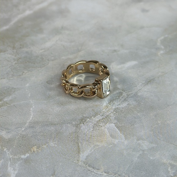 Elegant Gold Ring with Rectangular Stone - Picture 3 of 6